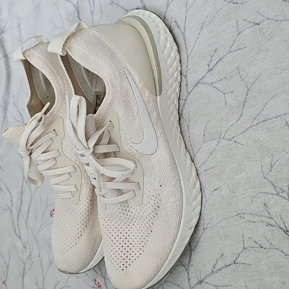 Nike Womens Epic Flyknit Size 8.5 Color Cream Used in great condition